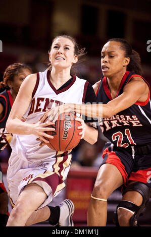 30. Dezember 2009 - Denver, Colorado, USA - 30. Dezember 2009: Pioniere Garde Britteni Reis ist Foul von Arkansas State Shania Hurst. Denver Pioneers führen die Arkansas Zustand Rot Wölfe, 34-24, bei der Hälfte an Magness Arena in Denver, Colorado... Obligatorische Credit: Andrew Fielding / Southcreek Global (Kredit-Bild: © Andrew Fielding/Southcreek Global/ZUMApress.com) Stockfoto