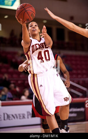 30. Dezember 2009 - Denver, Colorado, USA - 30. Dezember 2009: Pioniere nach vorn Brianna Culberson versucht einen Schuss. Denver Pioneers führen die Arkansas Zustand Rot Wölfe, 34-24, bei der Hälfte an Magness Arena in Denver, Colorado... Obligatorische Credit: Andrew Fielding / Southcreek Global (Kredit-Bild: © Andrew Fielding/Southcreek Global/ZUMApress.com) Stockfoto