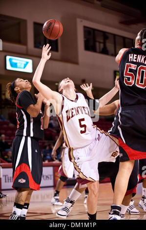 30. Dezember 2009 - Denver, Colorado, USA - 30. Dezember 2009: Pioniere Garde Britteni Reis ist Foul von Arkansas State Linsay Henke. Denver Pioneers führen die Arkansas Zustand Rot Wölfe, 34-24, bei der Hälfte an Magness Arena in Denver, Colorado... Obligatorische Credit: Andrew Fielding / Southcreek Globalii (Kredit-Bild: © Andrew Fielding/Southcreek Global/ZUMApress.com) Stockfoto