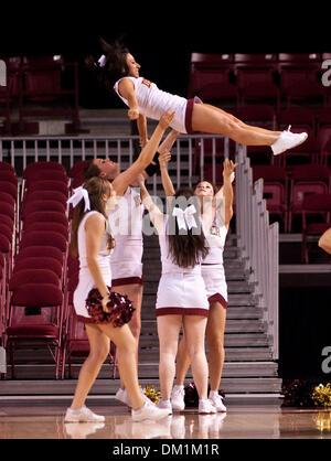 30. Dezember 2009 - Denver, Colorado, USA - 30. Dezember 2009: Stunts in Denver Cheerleader während eines Spiels zwischen Denver Pioniere und die Arkansas Zustand Rot Wölfe in Magness Arena in Denver, Colorado... Obligatorische Credit: Andrew Fielding / Southcreek Global (Kredit-Bild: © Andrew Fielding/Southcreek Global/ZUMApress.com) Stockfoto