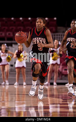 30. Dezember 2009 - Denver, Colorado, USA - 30. Dezember 2009: Arkansas State Ebonie Jefferson Gericht senkt den Ball während des Spiels zwischen den Denver-Pionieren und die Arkansas Zustand Rot Wölfe in Magness Arena in Denver, Colorado... Obligatorische Credit: Andrew Fielding / Southcreek Global (Kredit-Bild: © Andrew Fielding/Southcreek Global/ZUMApress.com) Stockfoto