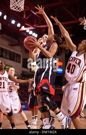 30. Dezember 2009 - Denver, Colorado, USA - 30. Dezember 2009: Red Wolfs Guard Ebonie Jefferson (3) wird durch die Pioniere Kaetlyn Murdoch (24) und Brianna Culberson (40) in der zweiten Hälfte des Spiels zwischen den Denver-Pionieren und die Arkansas Zustand Rot Wölfe in Magness Arena in Denver, Colorado verteidigt... Obligatorische Credit: Andrew Fielding / Southcreek Global (Kredit-Bild: © Andrew Stockfoto