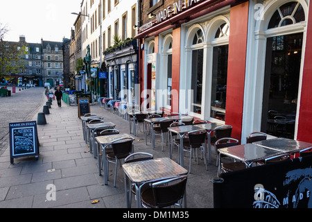 Tische und Stühle vor einem Pub in der Grassmarket in Edinburgh Stockfoto