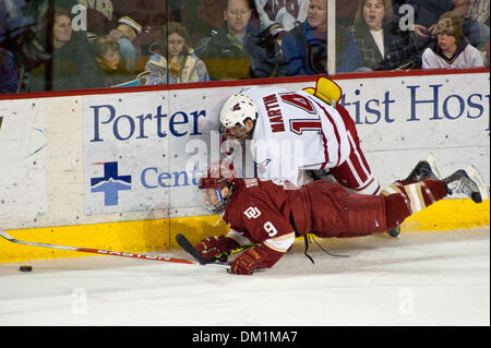 1. Januar 2010 - Denver, Colorado, USA - 1. Januar 2010: Joey Martin (14) der Mavericks klopft Denver Kapitän Rhett Rakhshani (9) auf den Boden. Nebraska at Omaha Mavericks vs Denver Pioneers während der Wells Fargo Denver Cup in Magness Arena in Denver, Colorado... Obligatorische Credit: Andrew Fielding / Southcreek Global (Kredit-Bild: © Andrew Fielding/Southcreek Global/ZUMApress. Stockfoto