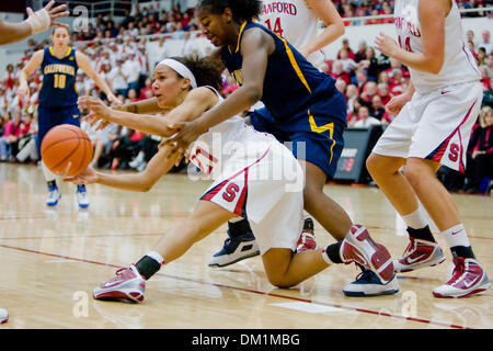 Stanford Wache Rosalyn Gold-Onwude (21) von Queens, N.Y. klettert um den Ball gegen California vorwärts DeNesha Stallworth (11) von Richmond, Kalifornien während der Spielaktion im Ahorn-Pavillon in Stanford, Kalifornien auf Samstag, 2. Januar 2010. Die California Golden Bears verloren gegen den Stanford Cardinals 79 bis 58. (Kredit-Bild: © Konsta Goumenidis/Southcreek Global/ZUMApress.com Stockfoto