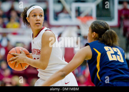 Stanford Wache Rosalyn Gold-Onwude (21) von Queens, N.Y.  während der Spielaktion im Ahorn-Pavillon in Stanford, Kalifornien auf Samstag, 2. Januar 2010. Die California Golden Bears verloren gegen den Stanford Cardinals 79 bis 58. (Kredit-Bild: © Konsta Goumenidis/Southcreek Global/ZUMApress.com) Stockfoto