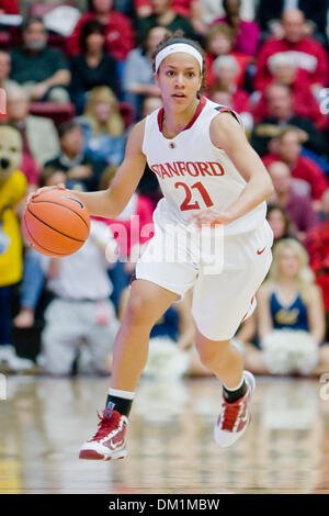 Stanford bewachen Rosalyn Gold-Onwude (21) von Queens, N.Y. während der Spielaktion im Ahorn-Pavillon in Stanford, Kalifornien auf Samstag, 2. Januar 2010. Die California Golden Bears verloren gegen den Stanford Cardinals 79 bis 58. (Kredit-Bild: © Konsta Goumenidis/Southcreek Global/ZUMApress.com) Stockfoto