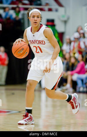 Stanford bewachen Rosalyn Gold-Onwude (21) von Queens, N.Y. während der Spielaktion im Ahorn-Pavillon in Stanford, Kalifornien auf Samstag, 2. Januar 2010. Die California Golden Bears verloren gegen den Stanford Cardinals 79 bis 58. (Kredit-Bild: © Konsta Goumenidis/Southcreek Global/ZUMApress.com) Stockfoto