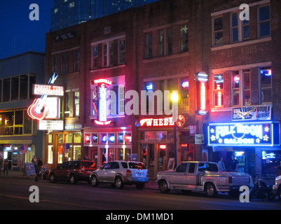 Honky Tonk Bars und Clubs Linie Broadway in der Innenstadt von Nashville, Tennessee Stockfoto