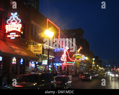 Honky Tonk Bars und Clubs Linie Broadway in der Innenstadt von Nashville, Tennessee Stockfoto