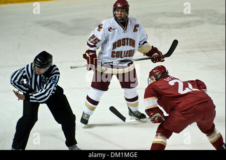 2. Januar 2010 - Denver, Colorado, USA - 2. Januar 2010: Boston College Matt Price (25) und Denver Brian Gifford (22) bereiten Sie vor, während der Wells Fargo Denver Cup in Magness Arena in Denver, Colorado... Obligatorische Credit: Andrew Fielding / Southcreek Global (Kredit-Bild: © Andrew Fielding/Southcreek Global/ZUMApress.com) Stockfoto