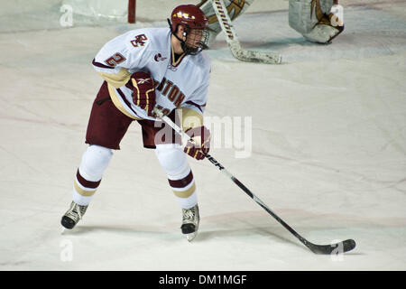 2. Januar 2010 - Denver, Colorado, USA - 2. Januar 2010: Boston College Eagles Brian Dumoulin (2) im Spiel Actaion gegen die Denver Pioneers während der Wells Fargo Denver Cup in Magness Arena in Denver, Colorado... Obligatorische Credit: Andrew Fielding / Southcreek Global (Kredit-Bild: © Andrew Fielding/Southcreek Global/ZUMApress.com) Stockfoto