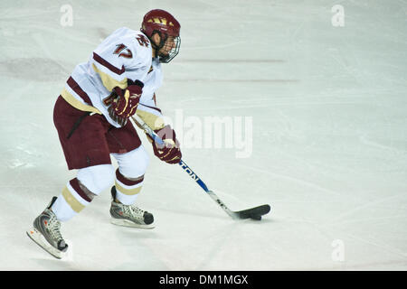 2. Januar 2010 - Denver, Colorado, USA - 2. Januar 2010: Boston College Brian Gibbons (17) im Spiel Action während der Eagles-Matchup mit Denver Pioneers während der Wells Fargo Denver Cup in Magness Arena in Denver, Colorado... Obligatorische Credit: Andrew Fielding / Southcreek Global (Kredit-Bild: © Andrew Fielding/Southcreek Global/ZUMApress.com) Stockfoto