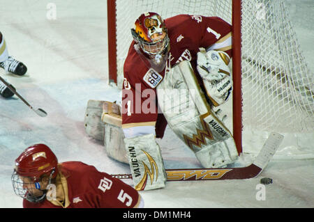 2. Januar 2010 - Denver, Colorado, USA - 2. Januar 2010: Denvers Marc Cheverie (1) im Spiel Action während der Pioniere Matchup mit dem Boston College Eagles während der Wells Fargo Denver Cup in Magness Arena in Denver, Colorado... Obligatorische Credit: Andrew Fielding / Southcreek Global (Kredit-Bild: © Andrew Fielding/Southcreek Global/ZUMApress.com) Stockfoto