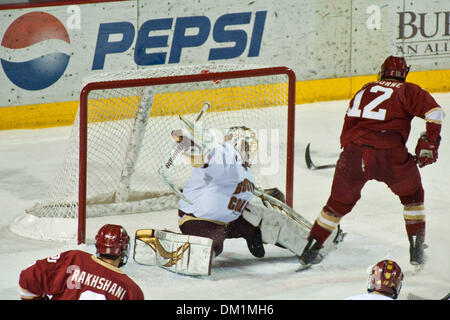 2. Januar 2010 - Denver, Colorado, USA - 2. Januar 2010: Joe Colborne (12) erzielt das Tor für die Denver Pioneers gegen Boston College Eagles während der Wells Fargo Denver Cup in Magness Arena in Denver, Colorado... Obligatorische Credit: Andrew Fielding / Southcreek Global (Kredit-Bild: © Andrew Fielding/Southcreek Global/ZUMApress.com) Stockfoto