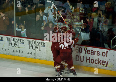 2. Januar 2010 - Denver, Colorado, USA - 2. Januar 2010: Pioniere feiern während der Wells Fargo Denver Cup in Magness Arena in Denver, Colorado in Denver Spiel gegen die Boston College Eagles... Obligatorische Credit: Andrew Fielding / Southcreek Global (Kredit-Bild: © Andrew Fielding/Southcreek Global/ZUMApress.com) Stockfoto