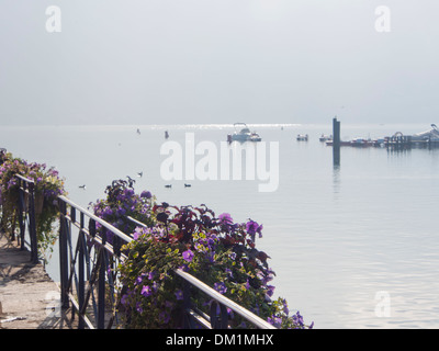 Trübe Morgennebel über Lac d ' Annecy, gesehen vom Waterfront Park in Annecy, Frankreich Stockfoto