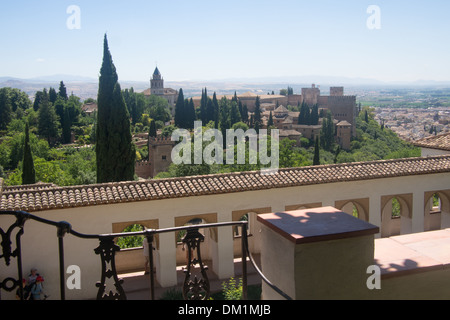 Blick vom Palacio de Generalife innerhalb der Alhambra in Richtung Fort und Palast Hauptbereiche, Granada, Andalusien, Spanien Stockfoto