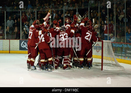 2. Januar 2010 - Denver, Colorado, USA - 2. Januar 2010: Denver kauert um Torwart Marc Cheverie nach Gewinn des Denver-Cup mit einem Sieg über Boston College in Magness Arena in Denver, Colorado... Obligatorische Credit: Andrew Fielding / Southcreek Global (Kredit-Bild: © Andrew Fielding/Southcreek Global/ZUMApress.com) Stockfoto