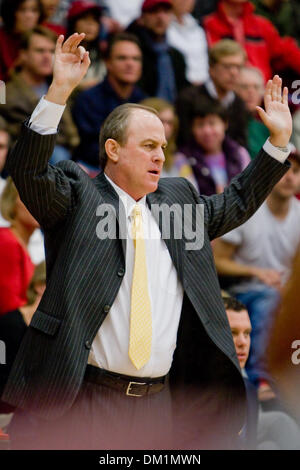 UCLA Trainer Ben Howland während der Spielaktion im Ahorn-Pavillon in Stanford, Kalifornien auf Samstag, 9. Januar 2010.  Die UCLA Bruins verlor gegen die Stanford Cardinals 70-59. (Kredit-Bild: © Konsta Goumenidis/Southcreek Global/ZUMApress.com) Stockfoto