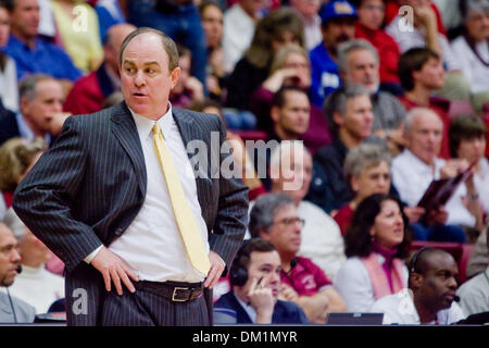 UCLA Trainer Ben Howland während der Spielaktion im Ahorn-Pavillon in Stanford, Kalifornien auf Samstag, 9. Januar 2010.  Die UCLA Bruins verlor gegen die Stanford Cardinals 70-59. (Kredit-Bild: © Konsta Goumenidis/Southcreek Global/ZUMApress.com) Stockfoto