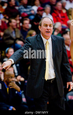 UCLA Trainer Ben Howland während der Spielaktion im Ahorn-Pavillon in Stanford, Kalifornien auf Samstag, 9. Januar 2010.  Die UCLA Bruins verlor gegen die Stanford Cardinals 70-59. (Kredit-Bild: © Konsta Goumenidis/Southcreek Global/ZUMApress.com) Stockfoto
