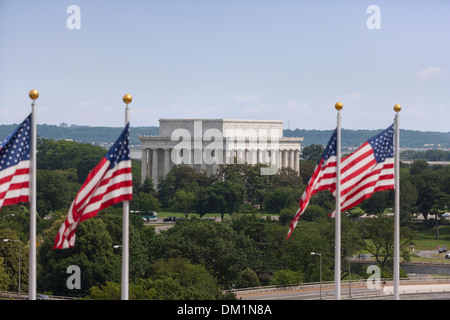 Das Lincoln Memorial und uns Flaggen gesehen vom Kennedy Center für darstellende Künste. Stockfoto