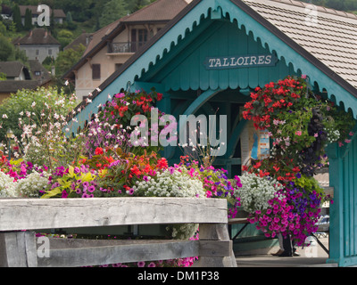 Die Schiffsanlegestelle in Talloires am Lac d ' Annecy in Frankreich, besuchte am Sightseeing-Touren von Annecy, Blume dekoriert pier Stockfoto