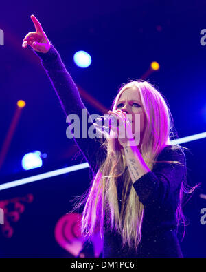 Chicago, Illinois, USA. 9. Dezember 2013. AVRIL LAVIGNE führt auf der Bühne während 103,5 KISS FM Jingle Ball 2013, präsentiert von Jam Audio Collection im United Center in Chicago, Illinois Credit: Daniel DeSlover/ZUMAPRESS.com/Alamy Live News Stockfoto