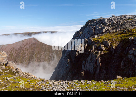 Der Gipfel des Ben Nevis mit Gipfel Cairn, trigonometrischen Punkt und Notunterkunft sichtbar. Càrn Mòr Dearg Arete im Mittelgrund Stockfoto