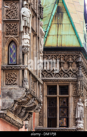 Reich verzierte Ecke Detail der Neo-gotischen Rathaus oder Ratusz Breslauer Markt Platz. Stockfoto