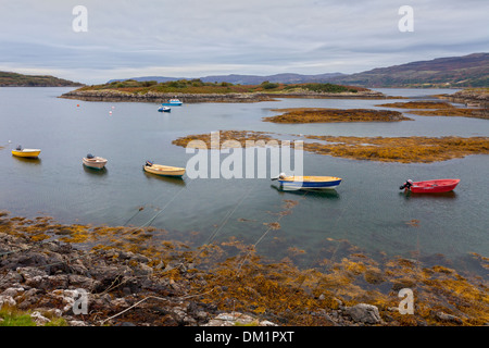 Kleine Boote mit Außenbordmotoren, vor Anker in der Nähe der Ulva Fähre Landung auf Mull, Inneren Hebriden, Schottland. Stockfoto