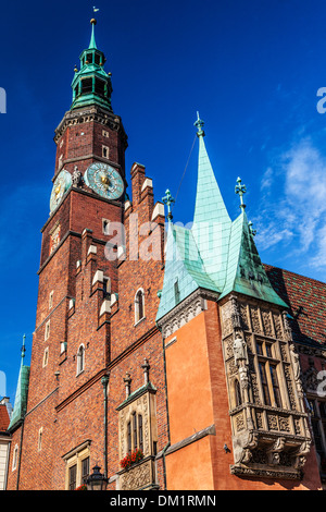 Die Südwestecke des neugotischen Rathaus oder Ratusz Breslauer Markt Platz. Stockfoto