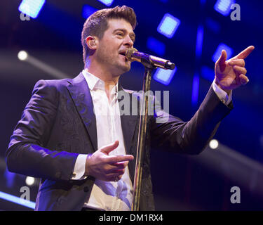 Chicago, Illinois, USA. 9. Dezember 2013. ROBIN THICKE führt auf der Bühne während 103,5 KISS FM Jingle Ball 2013, präsentiert von Jam Audio Collection im United Center in Chicago, Illinois Credit: Daniel DeSlover/ZUMAPRESS.com/Alamy Live News Stockfoto