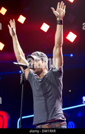 Chicago, Illinois, USA. 9. Dezember 2013. ENRIQUE IGLESIAS führt auf der Bühne während 103,5 KISS FM Jingle Ball 2013, präsentiert von Jam Audio Collection im United Center in Chicago, Illinois Credit: Daniel DeSlover/ZUMAPRESS.com/Alamy Live News Stockfoto