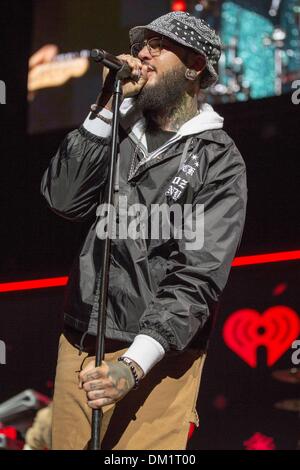 Chicago, Illinois, USA. 9. Dezember 2013. TRAVIE MCCOY führt auf der Bühne während 103,5 KISS FM Jingle Ball 2013, präsentiert von Jam Audio Collection im United Center in Chicago, Illinois Credit: Daniel DeSlover/ZUMAPRESS.com/Alamy Live News Stockfoto