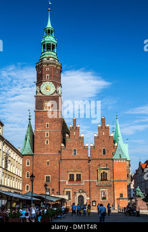 Die Westwand und Eintritt in die neugotische Rathaus oder Ratusz Breslauer Markt Platz. Stockfoto