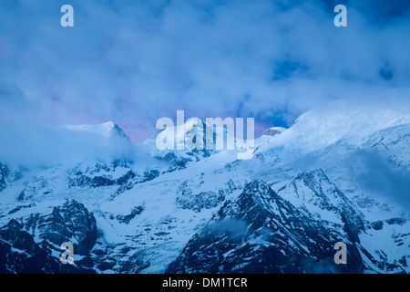 Mont Blanc erscheinen durch die Wolken, Les Alpen, Haute-Savoie, Frankreich Stockfoto