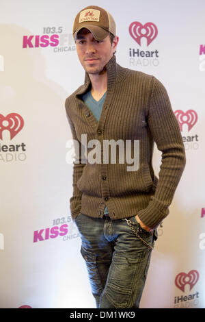 Chicago, Illinois, USA. 9. Dezember 2013. ENRIQUE IGLESIAS besucht 103,5 KISS FM Jingle Ball 2013, präsentiert von Jam Audio Collection im United Center in Chicago, Illinois Credit: Daniel DeSlover/ZUMAPRESS.com/Alamy Live News Stockfoto