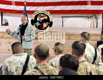 US-Verteidigungsminister Chuck Hagel bei einem Besuch in Camp Leatherneck 8. Dezember 2013 in Laskar Gah, Afghanistan zu Service-Mitglieder mit regionalen Befehl Südwesten spricht. Stockfoto