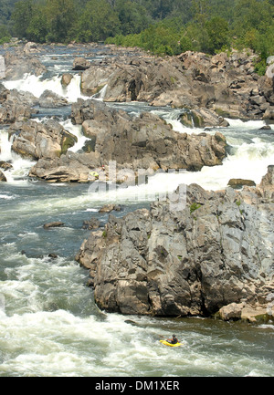 Great Falls Park Virginia am Potomac River fließt über schroffe Felsen und Geschwindigkeit aufbaut, wie es über Reihe von Felsen fällt, Stockfoto