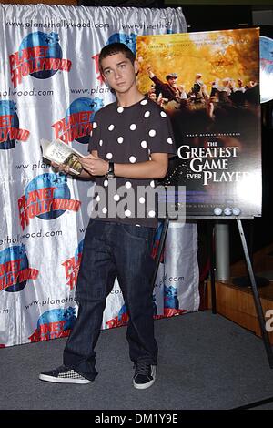 19. Februar 2002 - K45332AR. DAS GRÖßTE SPIEL JE GESPIELT PROMO UND ERINNERUNGSSTÜCKE PRENTATION AUF DEM TIMES SQUARE PLANET HOLLYWOOD, NEW YORK CITY.09-29-2005. ANDREA RENAULT-2005.SHIA LABEOUF (Kredit-Bild: © Globe Photos/ZUMAPRESS.com) Stockfoto