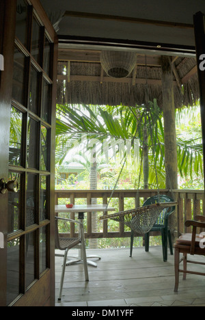 Veranda und Blick auf den Garten von Kuyaba Hotel Veranda auf 7 Mile Beach auf Negril, Jamaika Stockfoto