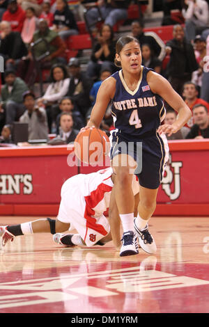 Notre Dame Wache Skylar Diggins #4.  St Johns besiegte Notre Dame 76-71 im Spiel auf Carnesecca Arena, Jamaica, New York statt. (Kredit-Bild: © Anthony Gruppuso/Southcreek Global/ZUMApress.com) Stockfoto