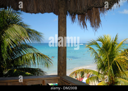 Blick vom Kuyaba Restaurant auf 7 Mile Beach auf Negril, Jamaika Stockfoto