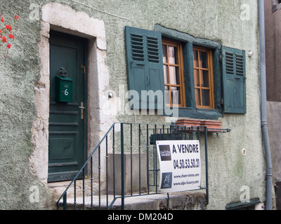 Haus zu verkaufen in alten Annecy Frankreich, Immobilienmakler Zeichen auf der Eingangstreppe Stockfoto