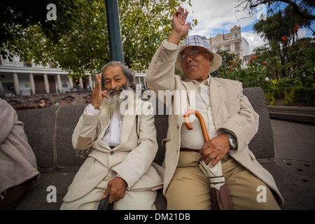 Männer, die Unterzeichnung in Gebärdensprache - Central Plaza, Quito, Ecuador. Stockfoto