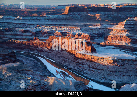 Das Colorado-Tal von Dead Horse Point an der Dämmerung, Utah, USA Stockfoto