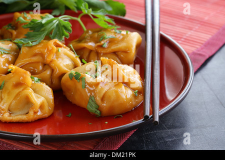 Chinesische Knödel - dim Sum mit süß-saurer sauce Stockfoto