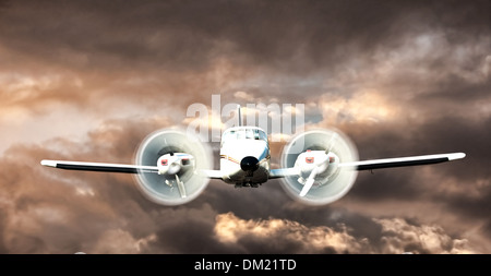 Cessna Axtec fliegen durch die Wolken-Darstellung Stockfoto